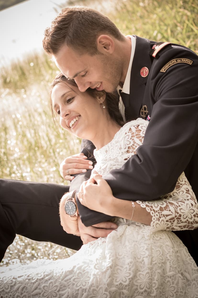 Couple de mariés au coucher du soleil